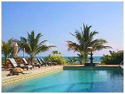 Inn at Robert's Grove, situated on
a perfect beach on the Placencia peninsula of Belize. Luxurious 
accommodations and facilities, the ideal choice for a tropical vacation